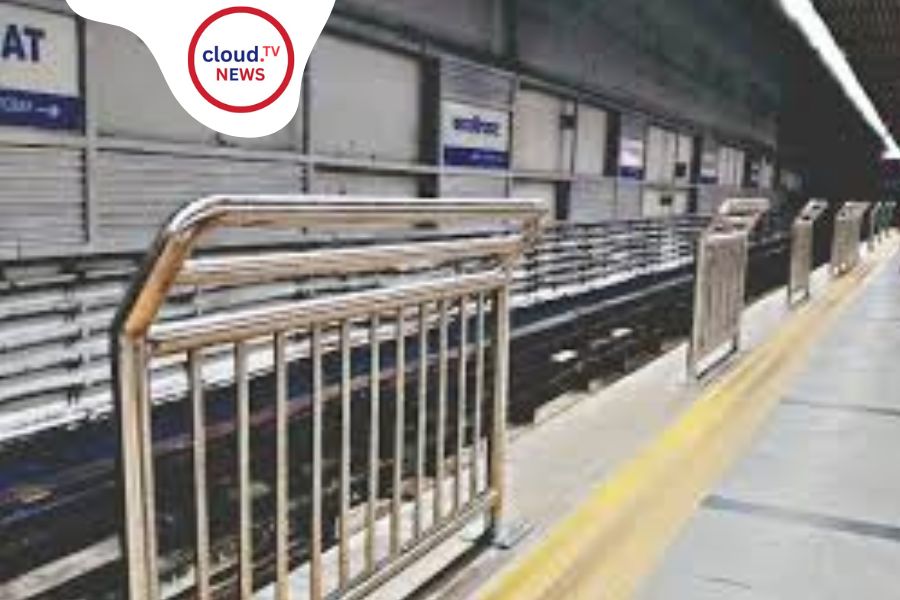 Metro Rail Controversy কালীঘাট মেট্রো স্টেশনে পিলারের পাশে দাঁড়িয়ে চুম্বন