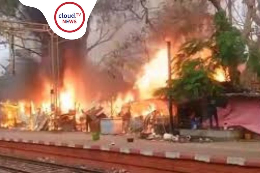 সন্তোষপুরে ভয়াবহ অগ্নিকাণ্ডে পুড়ে ছাই ১২টি দোকান, আতঙ্কে স্টেশন চত্বর