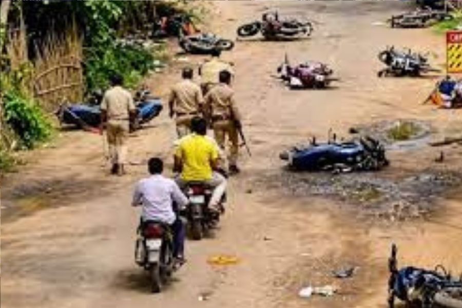 দাঁতনে তৃণমূল-বিজেপি সংঘর্ষ! বেলমুলা বুথে উত্তেজনা, জখম অন্তত ৬