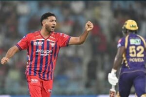 লখনউতে তাণ্ডব! ৫ উইকেট শিকারি মহসিন খান -কে ভারতীয় দলে চান সঞ্জয় বাঙ্গার